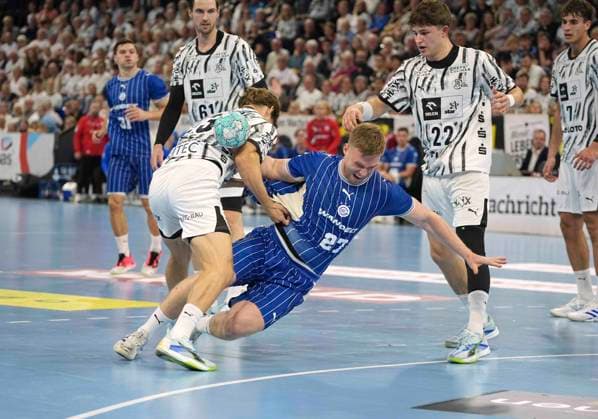 Foto : Torwurf von .... Kristjan Horzen ( Gummersbach ) gegen Rasmus Ankermann. und links ... Rune Dahmke (Kiel) Handball Herren 1. Bundesliga am Sa. 03.10.2026 THW Kiel - VfL Gummersbach