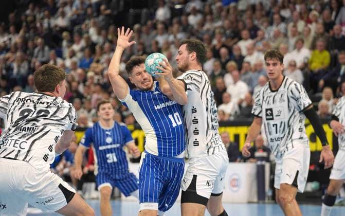 Foto : Torwurf von .... Alex DUJSHEBAEV ( Gummersbach ). gegen Veron Nacinovic (Kiel) Handball Herren 1. Bundesliga am Sa. 03.10.2026 THW Kiel - VfL Gummersbach