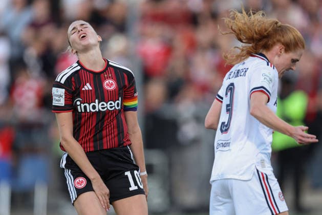Eintracht Frankfurt - FC Bayern München, Google Pixel Frauen-Bundesliga Links Laura Freigang (Eintracht Frankfurt, 10), rechts Stine Ballisager (FC Bayern München, 3). Spiel des Google Pixel Frauen-Bundesliga zwischen Eintracht Frankfurt und dem FC Bayern München am 3. Oktober 2026 im Stadion am Brentanobad in Frankfurt am Main., Frankfurt am Main Hessen Deutschland Stadion am Brentanobad