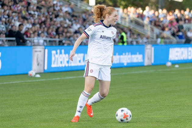 Google Pixel Frauen Bundesliga: Eintracht Frankfurt - FC Bayern München, 03.10.2026 Stine Ballisager (FC Bayern München 3) am Ball, Freisteller, Portrait Porträt, Eintracht Frankfurt - FC Bayern München, Frankfurt, Stadion am Brentanobad, 3.10.2026 Copyright: xBEAUTIFULxSPORTS Gawlikx