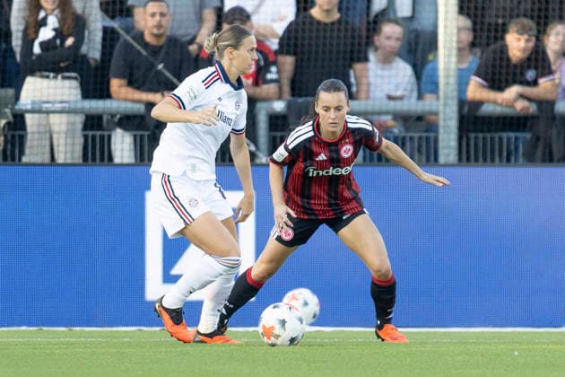 Google Pixel Frauen Bundesliga: Eintracht Frankfurt - FC Bayern München, 03.10.2026 Klara Bühl (FC Bayern München 17) und e16. im Zweikmapf um den Ball, Eintracht Frankfurt - FC Bayern München, Frankfurt, Stadion am Brentanobad, 3.10.2026 Copyright: xBEAUTIFULxSPORTS Gawlikx