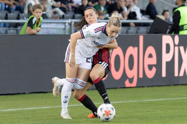 Google Pixel Frauen Bundesliga: Eintracht Frankfurt - FC Bayern München, 03.10.2026 Hayley Raso (Eintracht Frankfurt 16) und Franziska Kett (FC Bayern München 20) im zweikampf u mden Ball, Eintracht Frankfurt - FC Bayern München, Frankfurt, Stadion am Brentanobad, 3.10.2026 Copyright: xBEAUTIFULxSPORTS Gawlikx
