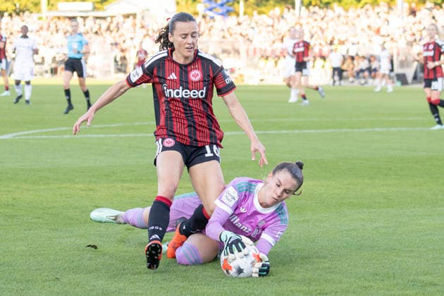 Google Pixel Frauen Bundesliga: Eintracht Frankfurt - FC Bayern München, 03.10.2026 Ena Mahmutovic (FC Bayern München 1) vor Hayley Raso (Eintracht Frankfurt 16) am Ball, Eintracht Frankfurt - FC Bayern München, Frankfurt, Stadion am Brentanobad, 3.10.2026 Copyright: xBEAUTIFULxSPORTS Gawlikx