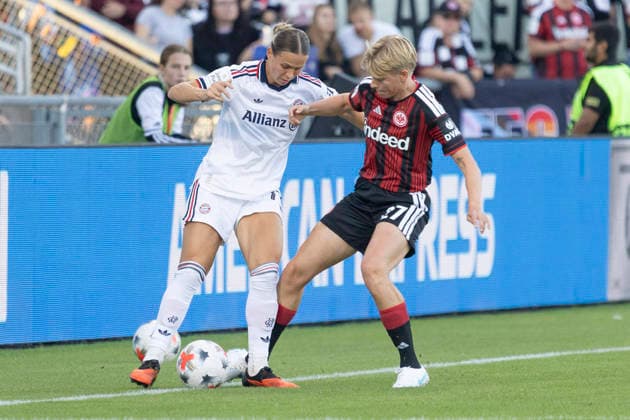 Google Pixel Frauen Bundesliga: Eintracht Frankfurt - FC Bayern München, 03.10.2026 Klara Bühl (FC Bayern München 17) und Paulina Krumbiegel (Eintracht Frankfurt 27) im zweikampf u mden Ball, Eintracht Frankfurt - FC Bayern München, Frankfurt, Stadion am Brentanobad, 3.10.2026 Copyright: xBEAUTIFULxSPORTS Gawlikx