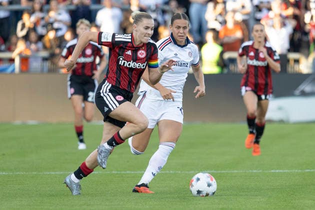 Google Pixel Frauen Bundesliga: Eintracht Frankfurt - FC Bayern München, 03.10.2026 Laura Freigang (Eintracht Frankfurt 10) und Klara Bühl (FC Bayern München 17), Eintracht Frankfurt - FC Bayern München, Frankfurt, Stadion am Brentanobad, 3.10.2026 Copyright: xBEAUTIFULxSPORTS Gawlikx