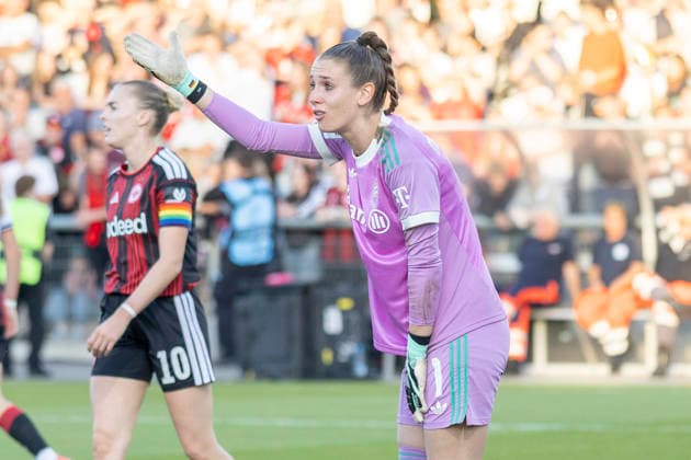 Google Pixel Frauen Bundesliga: Eintracht Frankfurt - FC Bayern München, 03.10.2026 Ena Mahmutovic (FC Bayern München 1) beschwert sich bei ihren Mitspielerinnen, Eintracht Frankfurt - FC Bayern München, Frankfurt, Stadion am Brentanobad, 3.10.2026 Copyright: xBEAUTIFULxSPORTS Gawlikx