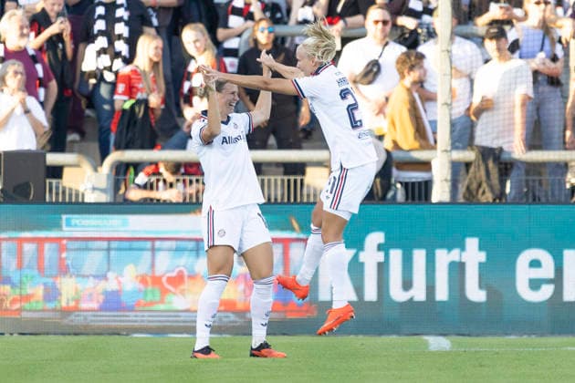 Google Pixel Frauen Bundesliga: Eintracht Frankfurt - FC Bayern München, 03.10.2026 Klara Bühl (FC Bayern München 17) erzielte das Tor den Treffer zum 0:1 und feiert mit Pernille Harder (FC Bayern München 21), Eintracht Frankfurt - FC Bayern München, Frankfurt, Stadion am Brentanobad, 3.10.2026 Copyright: xBEAUTIFULxSPORTS Gawlikx