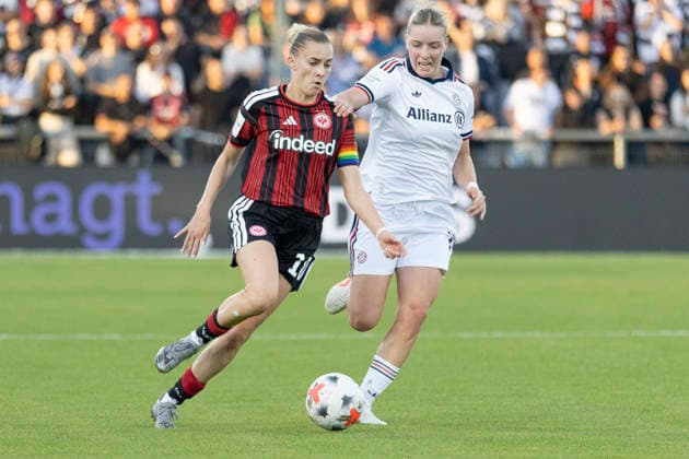 Google Pixel Frauen Bundesliga: Eintracht Frankfurt - FC Bayern München, 03.10.2026 Laura Freigang (Eintracht Frankfurt 10) und Alara Åžehitler (FC Bayern München 14) im zweikmapf um den Ball, Eintracht Frankfurt - FC Bayern München, Frankfurt, Stadion am Brentanobad, 3.10.2026 Copyright: xBEAUTIFULxSPORTS Gawlikx