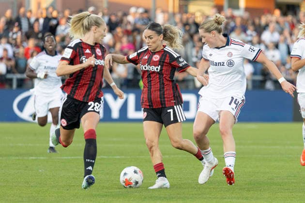 Google Pixel Frauen Bundesliga: Eintracht Frankfurt - FC Bayern München, 03.10.2026 Ereleta Memeti (Eintracht Frankfurt 7) und Alara Åžehitler (FC Bayern München 14) im Kampf um den Ball, Eintracht Frankfurt - FC Bayern München, Frankfurt, Stadion am Brentanobad, 3.10.2026 Copyright: xBEAUTIFULxSPORTS Gawlikx