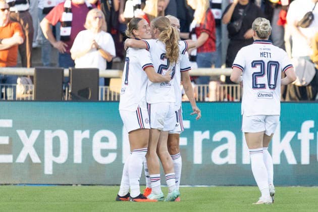 Google Pixel Frauen Bundesliga: Eintracht Frankfurt - FC Bayern München, 03.10.2026 Klara Bühl (FC Bayern München 17) erzielte das Tor den Treffer zum 0:1 und feiert mit Pernille Harder (FC Bayern München 21) und .b23 und Franziska Kett (FC Bayern München 20), Eintracht Frankfurt - FC Bayern München, Frankfurt, Stadion am Brentanobad, 3.10.2026 Copyright: xBEAUTIFULxSPORTS Gawlikx
