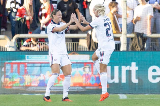 Google Pixel Frauen Bundesliga: Eintracht Frankfurt - FC Bayern München, 03.10.2026 Klara Bühl (FC Bayern München 17) erzielte das Tor den Treffer zum 0:1 und feiert mit Pernille Harder (FC Bayern München 21), Eintracht Frankfurt - FC Bayern München, Frankfurt, Stadion am Brentanobad, 3.10.2026 Copyright: xBEAUTIFULxSPORTS Gawlikx