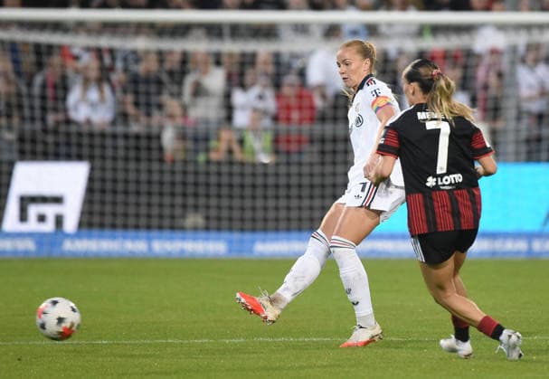 03.10.2026, xhbx, Fussball Google Pixel Frauen-Bundesliga, Eintracht Frankfurt - FC Bayern München v.l. Glodis Perla Viggosdottir (FC Bayern München Frauen), Ereleta Memeti (Eintracht Frankfurt Damen) Frankfurt am Main