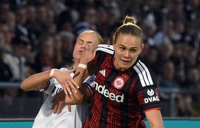 03.10.2026, xhbx, Fussball Google Pixel Frauen-Bundesliga, Eintracht Frankfurt - FC Bayern München v.l. Sophie Proost (FC Bayern München Frauen), Marthine Oestenstad (Eintracht Frankfurt Damen) Frankfurt am Main
