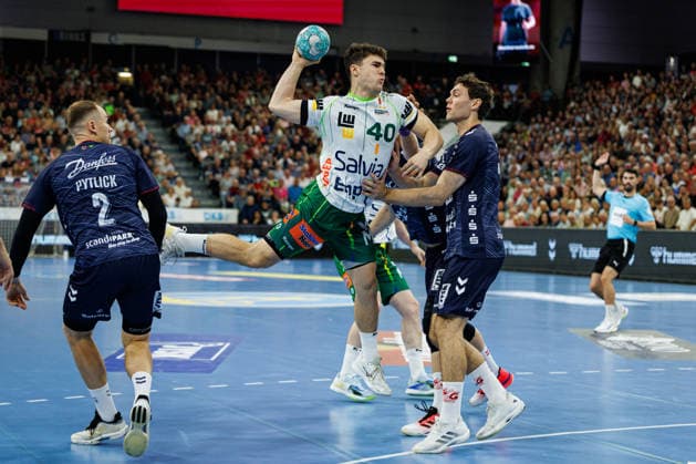 Opel HBL: SG Flensburg-Handewitt vs FRISCH AUF! Göppingen; 03.10.26 Elias Newel (Nr.40, Frisch auf Göppingen) gegen Niclas Kirkelokke (Nr.05, SG Flensburg-Handewitt) Opel HBL: SG Flensburg-Handewitt vs FRISCH AUF! Göppingen, GGW Arena am 03.10.26 Copyright: xBEAUTIFULxSPORTS MarioxM.xKobergx