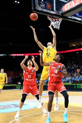 03.10.2026, Deutschland, GER, DEU, Basketball, 1.Bundesliga, 1.Tag, Saison 2026 2027, Berlin, ALBA Berlin vs Bamberg Nevio Bennefeld ( ALBA Berlin 22 ), Joshua Obiesie ( Bamberg 77 ), Mylik Wilson ( Bamberg 10 ) nordphoto GmbH Engler Berlin Uber-Arena Berlin Deutschland Copyright: xNordphotox xEnglerx