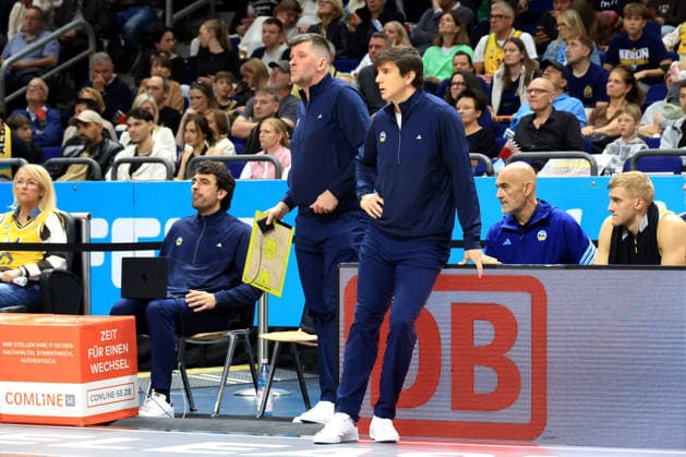 03.10.2026, Deutschland, GER, DEU, Basketball, 1.Bundesliga, 1.Tag, Saison 2026 2027, Berlin, ALBA Berlin vs Bamberg ALBA-Trainerbank, CHEFTRAINER Pedro Calles ( ALBA Berlin ), Co-Trainer Vladimir Bogojevic ( ALBA Berlin ), Assistentstrainer Sebastian Trzcionka ( ALBA Berlin ) nordphoto GmbH Engler Berlin Uber-Arena Berlin Deutschland Copyright: xNordphotox xEnglerx