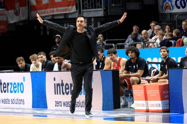 03.10.2026, Deutschland, GER, DEU, Basketball, 1.Bundesliga, 1.Tag, Saison 2026 2027, Berlin, ALBA Berlin vs Bamberg Headcoach Jesus Ramirez ( Bamberg ), Bamberger-Spielerbank nordphoto GmbH Engler Berlin Uber-Arena Berlin Deutschland Copyright: xNordphotox xEnglerx
