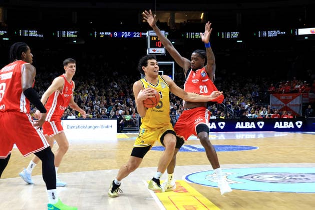 03.10.2026, Deutschland, GER, DEU, Basketball, 1.Bundesliga, 1.Tag, Saison 2026 2027, Berlin, ALBA Berlin vs Bamberg BRANDON ANGEL ( ALBA Berlin 21 ), Hason Ward ( Bamberg 20 ) nordphoto GmbH Engler Berlin Uber-Arena Berlin Deutschland Copyright: xNordphotox xEnglerx