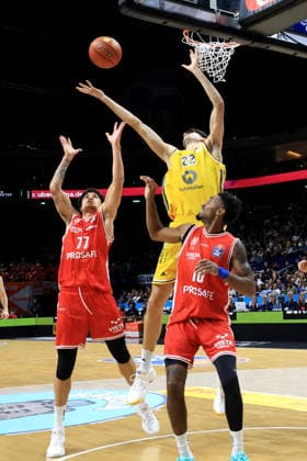 03.10.2026, Deutschland, GER, DEU, Basketball, 1.Bundesliga, 1.Tag, Saison 2026 2027, Berlin, ALBA Berlin vs Bamberg Nevio Bennefeld ( ALBA Berlin 22 ), Joshua Obiesie ( Bamberg 77 ), Mylik Wilson ( Bamberg 10 ) nordphoto GmbH Engler Berlin Uber-Arena Berlin Deutschland Copyright: xNordphotox xEnglerx
