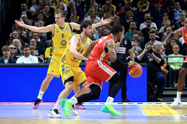 03.10.2026, Deutschland, GER, DEU, Basketball, 1.Bundesliga, 1.Tag, Saison 2026 2027, Berlin, ALBA Berlin vs Bamberg MALTE DELOW ( ALBA Berlin 6 ), JULIUS BOEHMER ( ALBA Berlin 44 ), Jordan Wright ( Bamberg 3 ) nordphoto GmbH Engler Berlin Uber-Arena Berlin Deutschland Copyright: xNordphotox xEnglerx