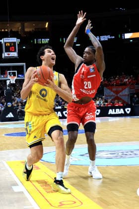 03.10.2026, Deutschland, GER, DEU, Basketball, 1.Bundesliga, 1.Tag, Saison 2026 2027, Berlin, ALBA Berlin vs Bamberg BRANDON ANGEL ( ALBA Berlin 21 ), Hason Ward ( Bamberg 20 ) nordphoto GmbH Engler Berlin Uber-Arena Berlin Deutschland Copyright: xNordphotox xEnglerx