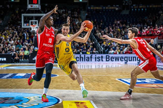Basketball Berlin 03.10.2026 Saison 2026 2027 EasyCredit BBL 1. Bundesliga Männer, Herren Alba Berlin - BMA365 Bamberg Baskets Joe Wieskamp (Alba Berlin, No.11) Trevon Scott (Bamberg, No.13)
