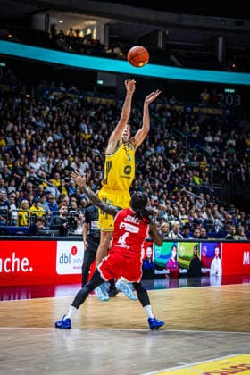 Basketball Berlin 03.10.2026 Saison 2026 2027 EasyCredit BBL 1. Bundesliga Männer, Herren Alba Berlin - BMA365 Bamberg Baskets Joe Wieskamp (Alba Berlin, No.11) Jordan Jones (Bamberg, No.04)