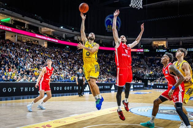 Basketball Berlin 03.10.2026 Saison 2026 2027 EasyCredit BBL 1. Bundesliga Männer, Herren Alba Berlin - BMA365 Bamberg Baskets Jordan Ford (Alba Berlin, No.03) Daniel Keppeler (Bamberg, No.31)