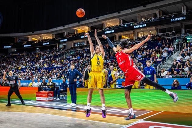 Basketball Berlin 03.10.2026 Saison 2026 2027 EasyCredit BBL 1. Bundesliga Männer, Herren Alba Berlin - BMA365 Bamberg Baskets Malte Delow (Alba Berlin, No.06) Jonathan Bähre (Bamberg, No.01) Baehre Bahre