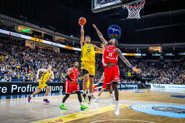 Basketball Berlin 03.10.2026 Saison 2026 2027 EasyCredit BBL 1. Bundesliga Männer, Herren Alba Berlin - BMA365 Bamberg Baskets Brandon Angel (Alba Berlin, No.21) Hason Ward (Bamberg, No.20)