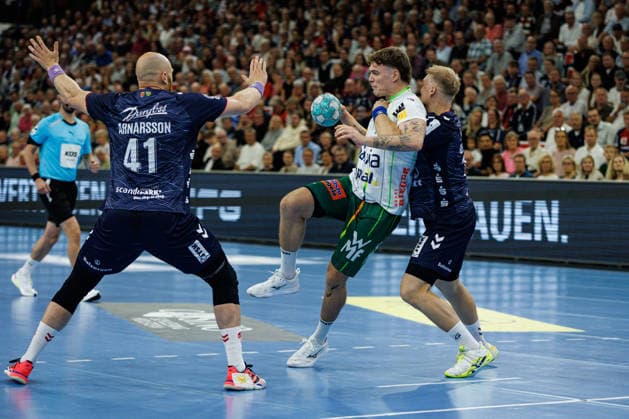 Opel HBL: SG Flensburg-Handewitt vs FRISCH AUF! Göppingen; 03.10.26 Victor Klöve (Nr.07, Frisch auf Göppingen) gegen Arnar Freyr Arnarsson (Nr.41, SG Flensburg-Handewitt) und Emil Siersbaek Bergholt (Nr.14, SG Flensburg-Handewitt) Opel HBL: SG Flensburg-Handewitt vs FRISCH AUF! Göppingen, GGW Arena am 03.10.26 Copyright: xBEAUTIFULxSPORTS MarioxM.xKobergx