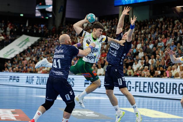 Opel HBL: SG Flensburg-Handewitt vs FRISCH AUF! Göppingen; 03.10.26 Elias Newel (Nr.40, Frisch auf Göppingen) gegen Arnar Freyr Arnarsson (Nr.41, SG Flensburg-Handewitt) und Emil Siersbaek Bergholt (Nr.14, SG Flensburg-Handewitt) Opel HBL: SG Flensburg-Handewitt vs FRISCH AUF! Göppingen, GGW Arena am 03.10.26 Copyright: xBEAUTIFULxSPORTS MarioxM.xKobergx