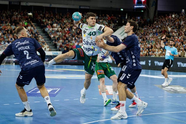 Opel HBL: SG Flensburg-Handewitt vs FRISCH AUF! Göppingen; 03.10.26 Elias Newel (Nr.40, Frisch auf Göppingen) gegen Niclas Kirkelokke (Nr.05, SG Flensburg-Handewitt) Opel HBL: SG Flensburg-Handewitt vs FRISCH AUF! Göppingen, GGW Arena am 03.10.26 Copyright: xBEAUTIFULxSPORTS MarioxM.xKobergx