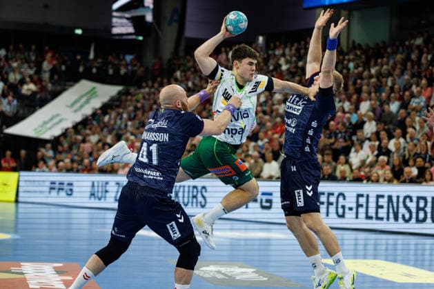 Opel HBL: SG Flensburg-Handewitt vs FRISCH AUF! Göppingen; 03.10.26 Elias Newel (Nr.40, Frisch auf Göppingen) gegen Arnar Freyr Arnarsson (Nr.41, SG Flensburg-Handewitt) und Emil Siersbaek Bergholt (Nr.14, SG Flensburg-Handewitt) Opel HBL: SG Flensburg-Handewitt vs FRISCH AUF! Göppingen, GGW Arena am 03.10.26 Copyright: xBEAUTIFULxSPORTS MarioxM.xKobergx