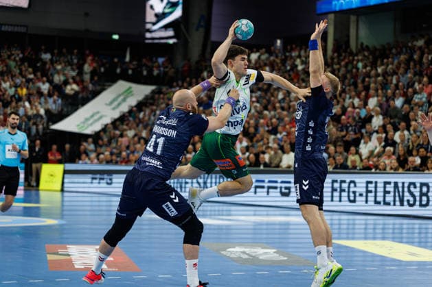 Opel HBL: SG Flensburg-Handewitt vs FRISCH AUF! Göppingen; 03.10.26 Elias Newel (Nr.40, Frisch auf Göppingen) gegen Arnar Freyr Arnarsson (Nr.41, SG Flensburg-Handewitt) und Emil Siersbaek Bergholt (Nr.14, SG Flensburg-Handewitt) Opel HBL: SG Flensburg-Handewitt vs FRISCH AUF! Göppingen, GGW Arena am 03.10.26 Copyright: xBEAUTIFULxSPORTS MarioxM.xKobergx