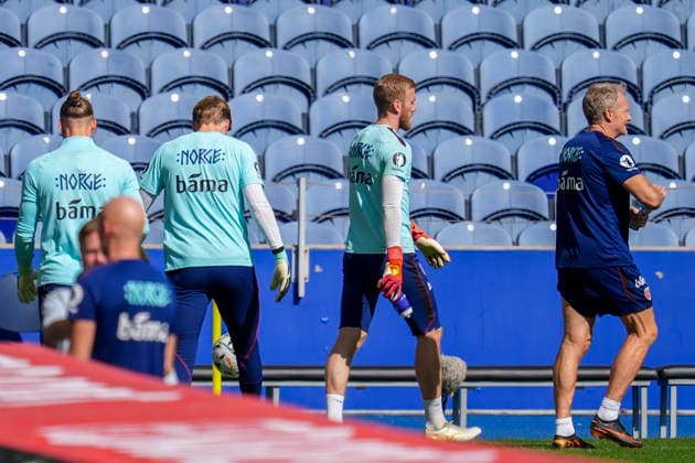 Soccer, Nations League Portugal vs. Norway, Nations League Porto, Portugal 20261003 Norway’s goalkeeper coach Frode Grodas with goalkeepers Egil Selvik, Sander Tangvik, and Orjan Haskjold Nyland during training at Estádio do Dragão on the day of the match against Portugal. Photo: Lise Aserud, NTB, Porto, Portugal. EDITORIAL USE ONLY. RESTRICTED USE FOR BETTING COMPANIES.  Copyright: xLisexAserudx xNTBx