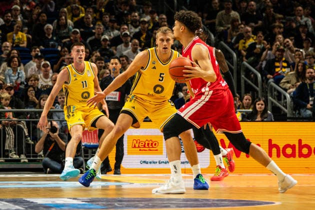 Sam Griesel verteidigt 03.10.2026, Alba Berlin vs Bamberg Baskets, Basketball, BBL, Uber Arena, Berlin DFL regulations prohibit any use of photographs as image sequences and or quasi-video. Copyright: HMBxMedia xFinnxWeidmann