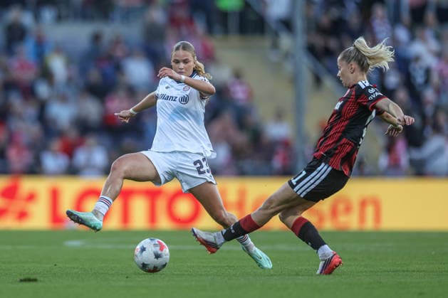 GER, Frankfurt, Eintracht Frankfurt vs FC Bayern München, Google Pixel Frauen Bundesliga, Fussball, DFB, Spielzeit 2026 2027, Stadion am Brentanobad, 6. Spieltag im Bild v.l.: Sophie Proost (FC Bayern München Frauen 23), Nina Lührsen (Eintracht Frankfurt Frauen 11) DFB DFL REGULATIONS PROHIBIT ANY USE OF PHOTOGRAPHS AS IMAGE SEQUENCES AND OR QUASI-VIDEO, 03.10.2026 Copyright: HMBxMedia HendrikxHamelau