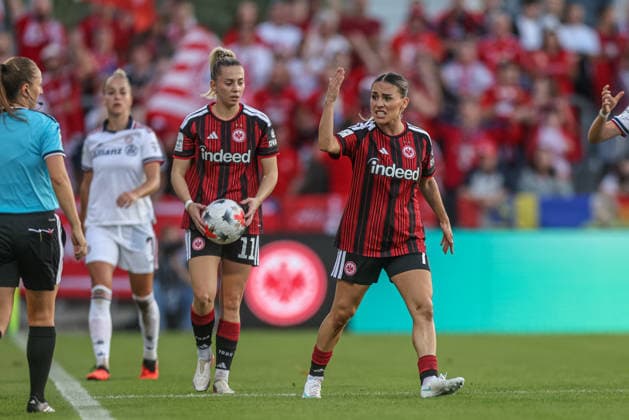 GER, Frankfurt, Eintracht Frankfurt vs FC Bayern München, Google Pixel Frauen Bundesliga, Fussball, DFB, Spielzeit 2026 2027, Stadion am Brentanobad, 6. Spieltag im Bild: Ereleta Memeti (Eintracht Frankfurt Frauen 7), Enttäuschung und Frust nach der Niederlage DFB DFL REGULATIONS PROHIBIT ANY USE OF PHOTOGRAPHS AS IMAGE SEQUENCES AND OR QUASI-VIDEO, 03.10.2026 Copyright: HMBxMedia HendrikxHamelau