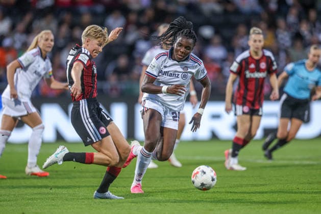 GER, Frankfurt, Eintracht Frankfurt vs FC Bayern München, Google Pixel Frauen Bundesliga, Fussball, DFB, Spielzeit 2026 2027, Stadion am Brentanobad, 6. Spieltag im Bild v.l.: Paulina Krumbiegel (Eintracht Frankfurt Frauen 27), Edna Imade (FC Bayern München Frauen 29) DFB DFL REGULATIONS PROHIBIT ANY USE OF PHOTOGRAPHS AS IMAGE SEQUENCES AND OR QUASI-VIDEO, 03.10.2026 Copyright: HMBxMedia HendrikxHamelau