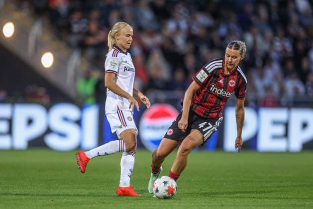 GER, Frankfurt, Eintracht Frankfurt vs FC Bayern München, Google Pixel Frauen Bundesliga, Fussball, DFB, Spielzeit 2026 2027, Stadion am Brentanobad, 6. Spieltag im Bild v.l.: Pernille Harder (FC Bayern München Frauen 21), Larissa Mühlhaus (Eintracht Frankfurt Frauen 47) DFB DFL REGULATIONS PROHIBIT ANY USE OF PHOTOGRAPHS AS IMAGE SEQUENCES AND OR QUASI-VIDEO, 03.10.2026 Copyright: HMBxMedia HendrikxHamelau