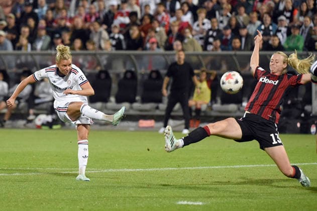 03.10.2026, xhbx, Fussball Google Pixel Frauen-Bundesliga, Eintracht Frankfurt - FC Bayern München v.l. Linda Dallmann (FC Bayern München Frauen), Amanda Ilestedt (Eintracht Frankfurt Damen) Frankfurt am Main