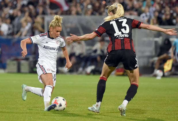 03.10.2026, xhbx, Fussball Google Pixel Frauen-Bundesliga, Eintracht Frankfurt - FC Bayern München v.l. Linda Dallmann (FC Bayern München Frauen), Amanda Ilestedt (Eintracht Frankfurt Damen) Frankfurt am Main