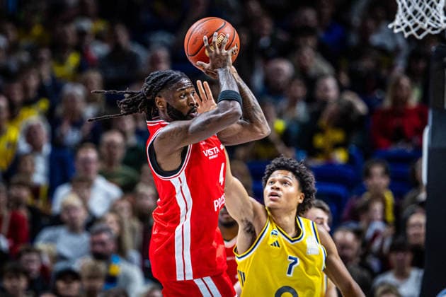 Basketball Berlin 03.10.2026 Saison 2026 2027 EasyCredit BBL 1. Bundesliga Männer, Herren Alba Berlin - BMA365 Bamberg Baskets Jordan Jones (Bamberg, No.04) Jack Kayil (Alba Berlin, No.07)