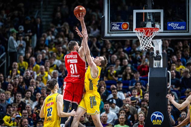 Basketball Berlin 03.10.2026 Saison 2026 2027 EasyCredit BBL 1. Bundesliga Männer, Herren Alba Berlin - BMA365 Bamberg Baskets Daniel Keppeler (Bamberg, No.31) Justin Bean (Alba Berlin, No.34)