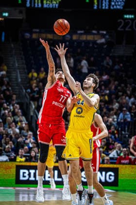 Basketball Berlin 03.10.2026 Saison 2026 2027 EasyCredit BBL 1. Bundesliga Männer, Herren Alba Berlin - BMA365 Bamberg Baskets Joshua Obiesie (Bamberg, No.77) Julius Böhmer (Alba Berlin, No.44)