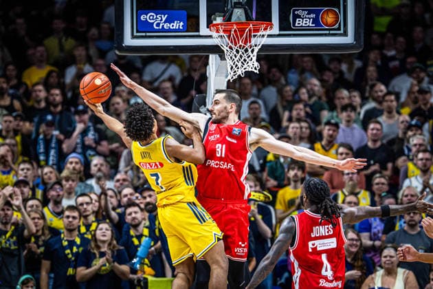 Basketball Berlin 03.10.2026 Saison 2026 2027 EasyCredit BBL 1. Bundesliga Männer, Herren Alba Berlin - BMA365 Bamberg Baskets Jack Kayil (Alba Berlin, No.07) Daniel Keppeler (Bamberg, No.31)