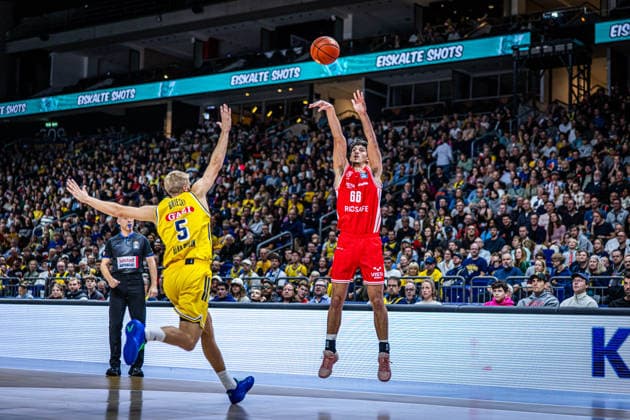 Basketball Berlin 03.10.2026 Saison 2026 2027 EasyCredit BBL 1. Bundesliga Männer, Herren Alba Berlin - BMA365 Bamberg Baskets Yuval Hochstadter (Bamberg, No.66) Sam Griesel (Alba Berlin, No.05)