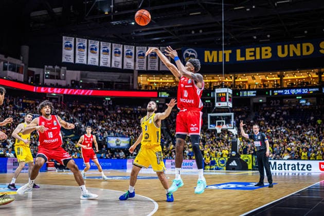 Basketball Berlin 03.10.2026 Saison 2026 2027 EasyCredit BBL 1. Bundesliga Männer, Herren Alba Berlin - BMA365 Bamberg Baskets Mylik Wilson (Bamberg, No.10) Jordan Ford (Alba Berlin, No.03)