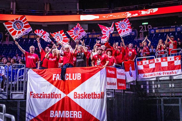 Basketball Berlin 03.10.2026 Saison 2026 2027 EasyCredit BBL 1. Bundesliga Männer, Herren Alba Berlin - BMA365 Bamberg Baskets Bamberger Fans